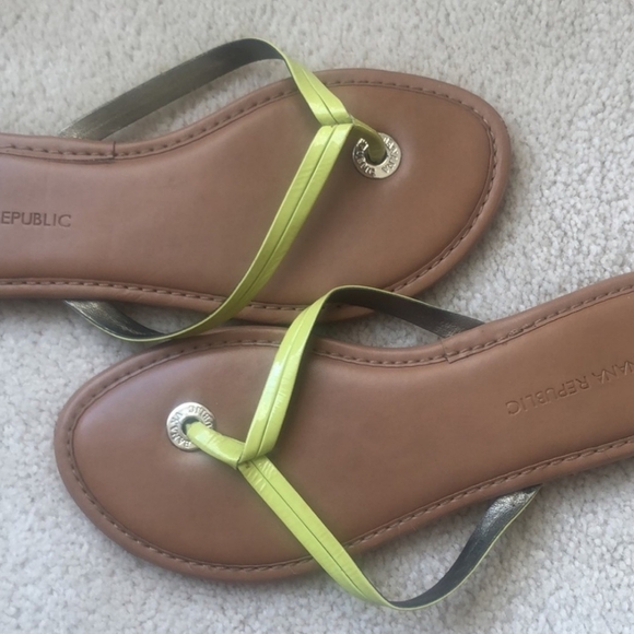 5/5.00 Banana Republic Flip Flop - Picture 2 of 4